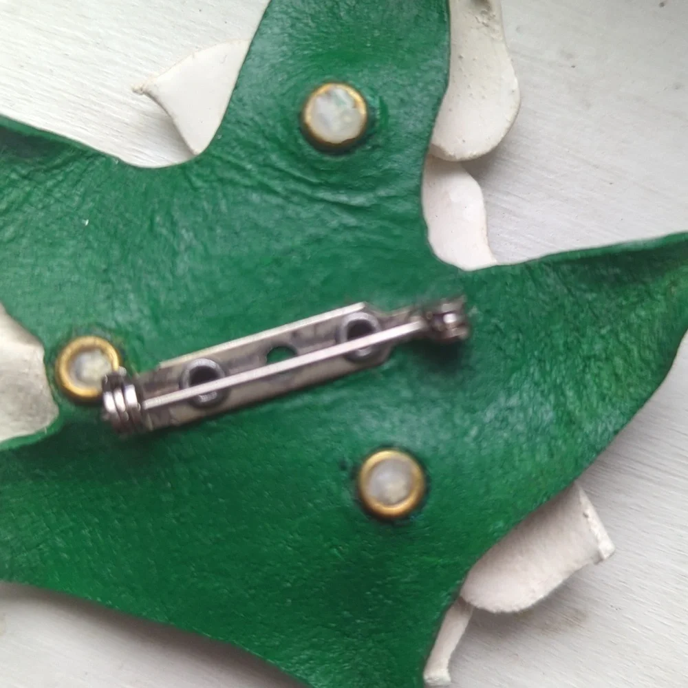 Artisan daffodils brooch